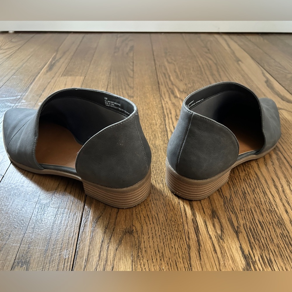 EUC 10W Wide Universal Thread Gray Vegan Suede Shootie Flat with cut out - Picture 6 of 10